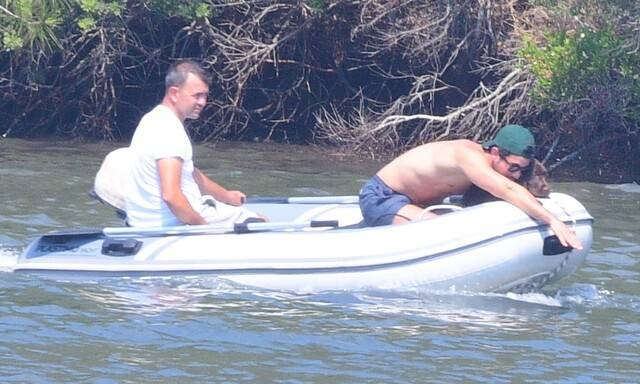 Köpeklerinin yüzmesini kameraya aldı - Resim: 12