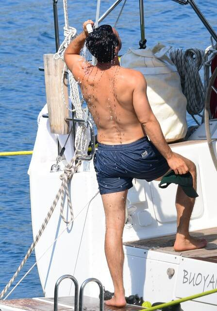 Köpeklerinin yüzmesini kameraya aldı - Resim: 17