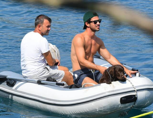 Köpeklerinin yüzmesini kameraya aldı - Resim: 5