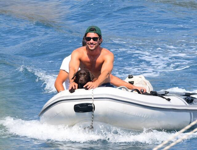 Köpeklerinin yüzmesini kameraya aldı - Resim: 11