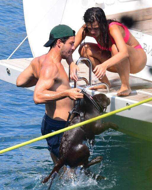 Köpeklerinin yüzmesini kameraya aldı - Resim: 10