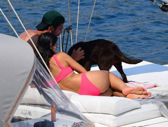 Köpeklerinin yüzmesini kameraya aldı - Resim: 16