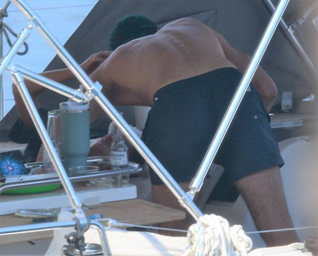 Köpeklerinin yüzmesini kameraya aldı - Resim: 15