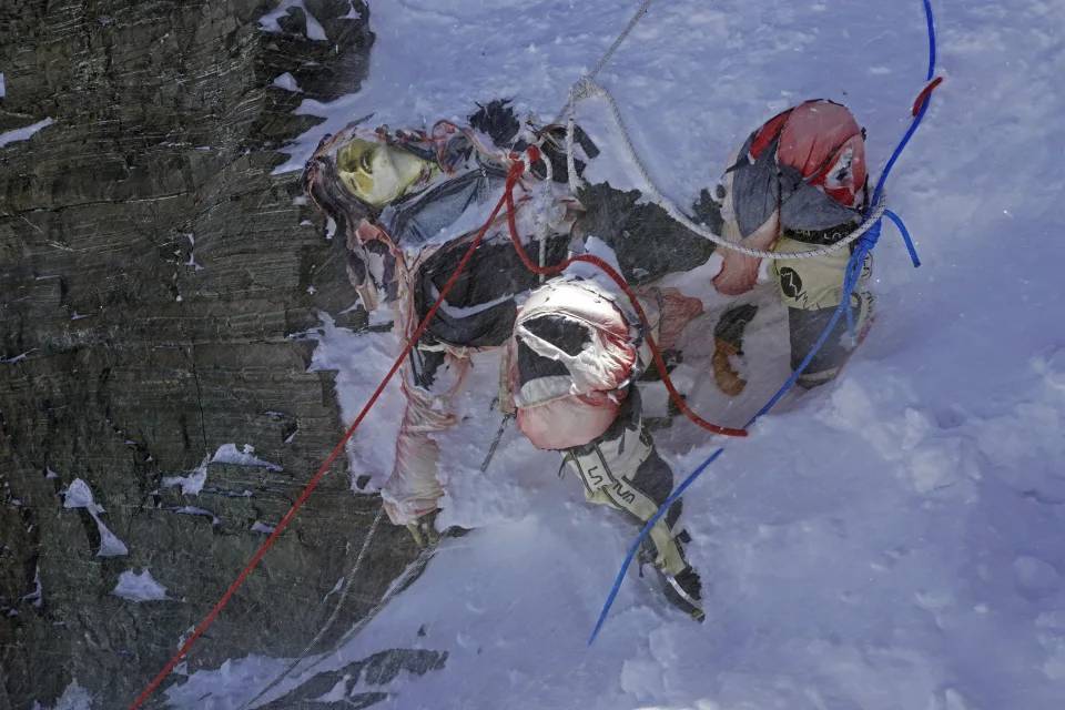 Dünyanın çatısını çöpler sardı. Everest'teki 50 ton çöp toplanılmya çalışılıyor - Resim: 9