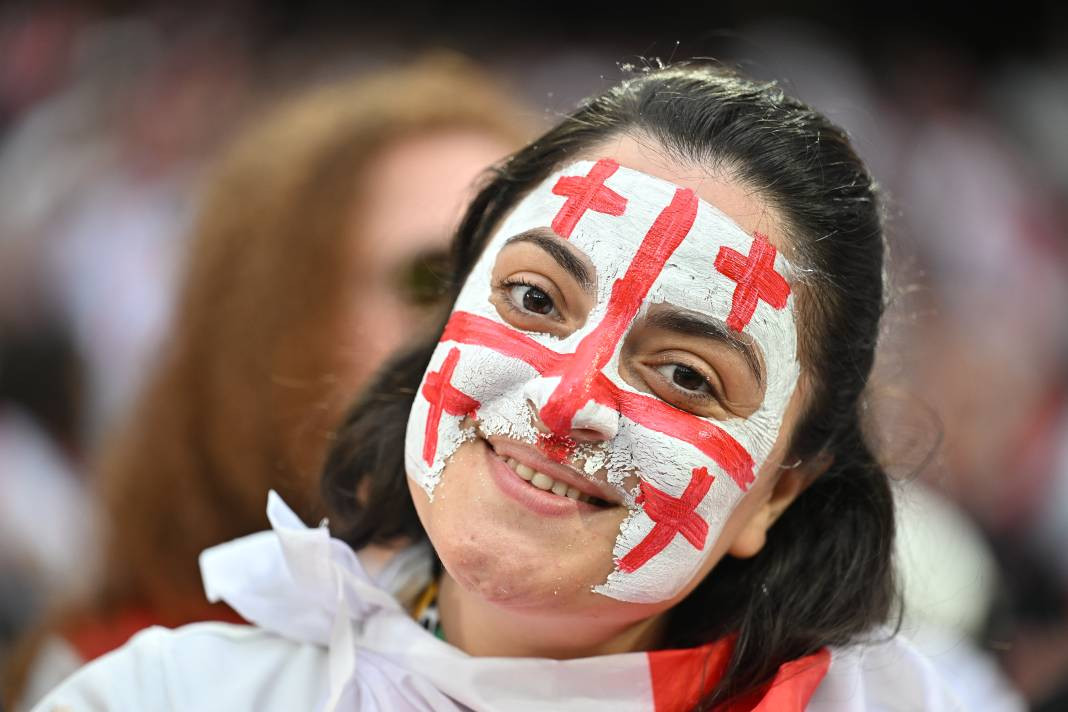 Futbolcular sahada taraftarlar tribünde yarıştı - Resim: 13