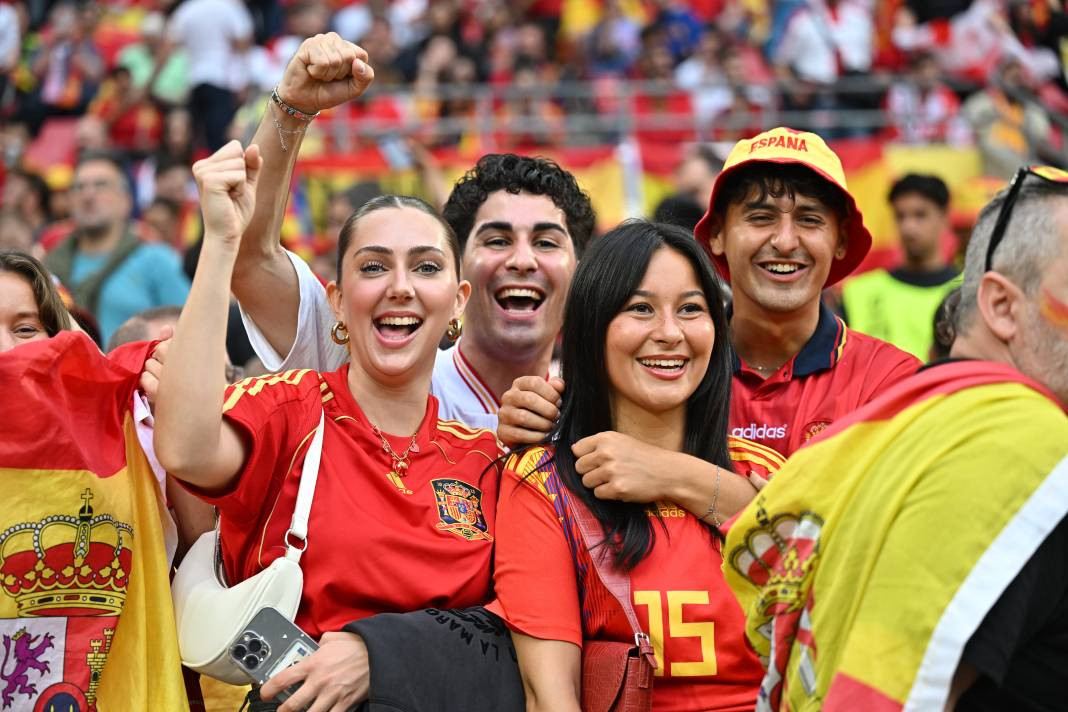 Futbolcular sahada taraftarlar tribünde yarıştı - Resim: 15