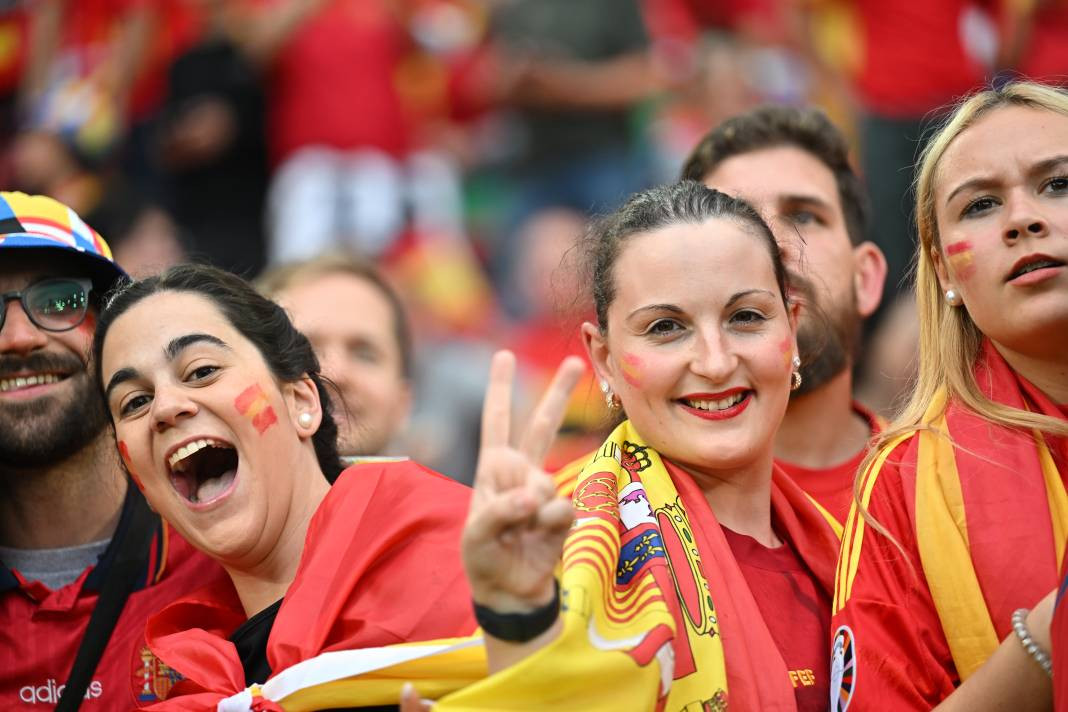 Futbolcular sahada taraftarlar tribünde yarıştı - Resim: 14