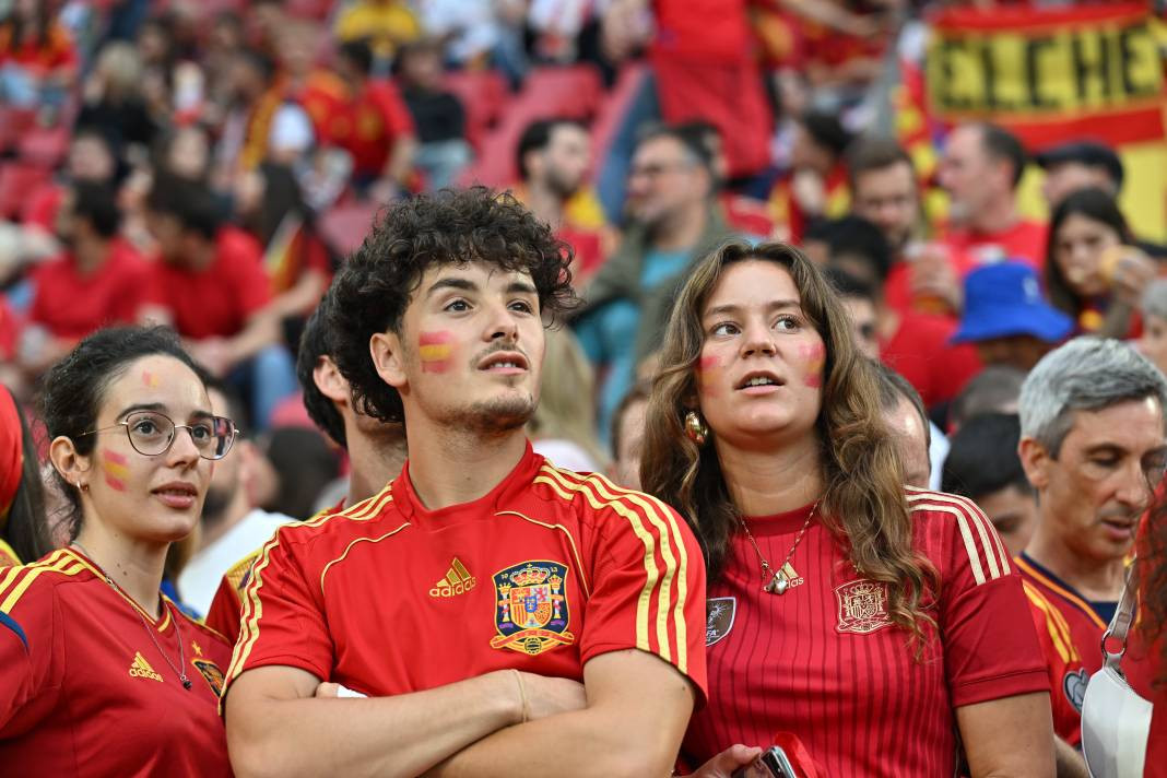 Futbolcular sahada taraftarlar tribünde yarıştı - Resim: 6