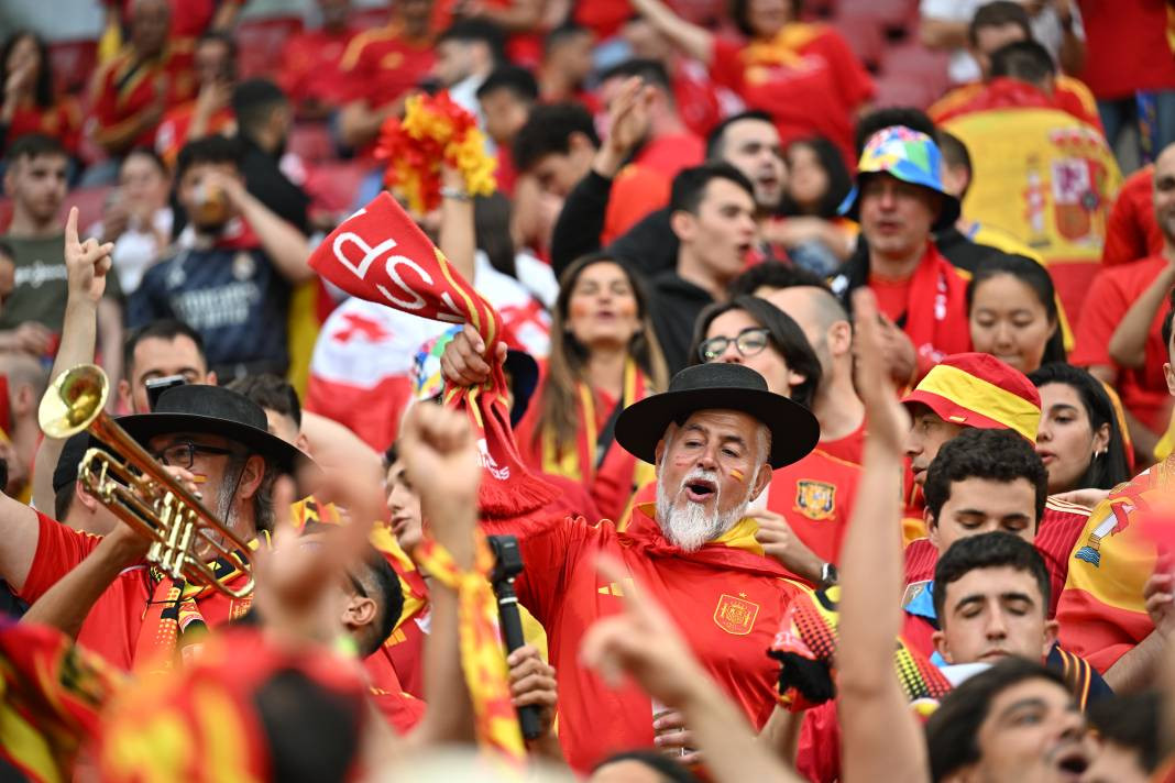 Futbolcular sahada taraftarlar tribünde yarıştı - Resim: 12