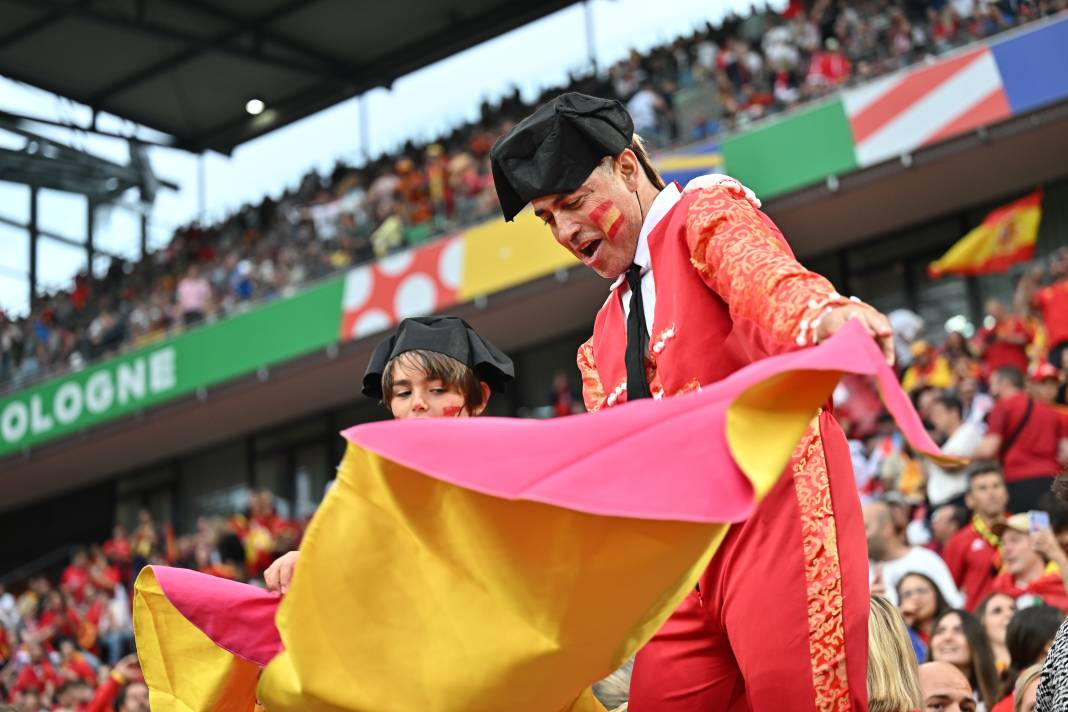 Futbolcular sahada taraftarlar tribünde yarıştı - Resim: 9