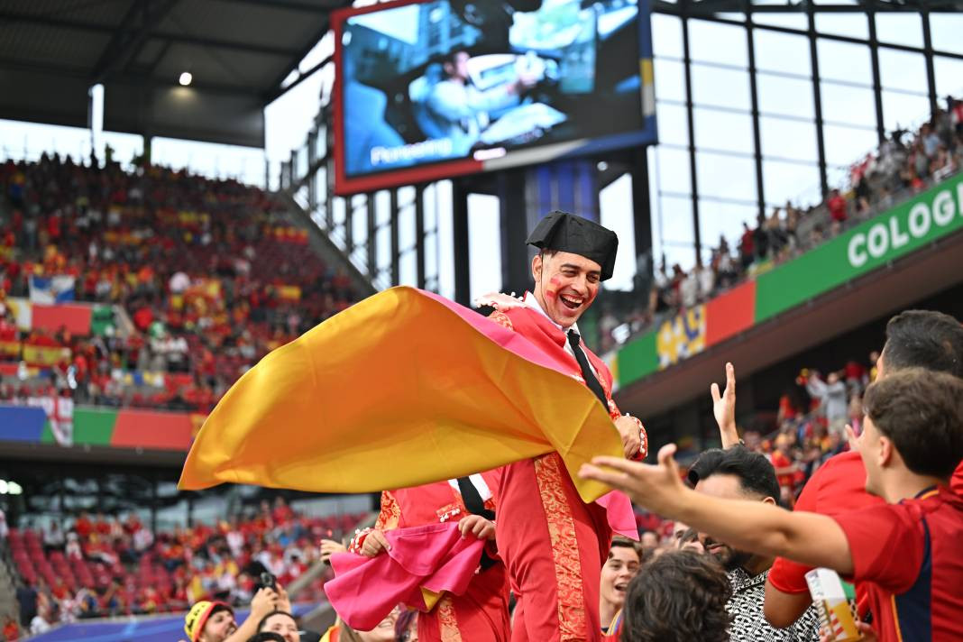 Futbolcular sahada taraftarlar tribünde yarıştı - Resim: 8