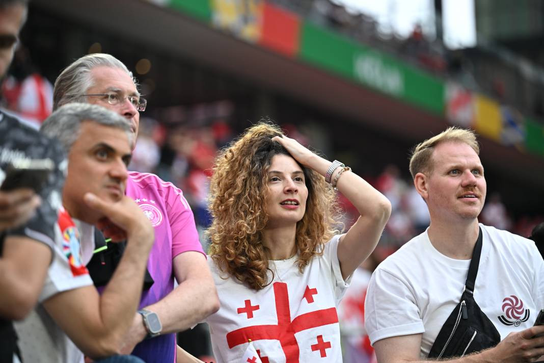 Futbolcular sahada taraftarlar tribünde yarıştı - Resim: 2