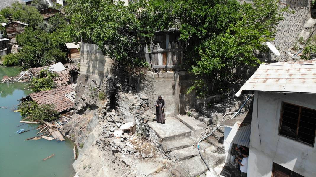 Hayalet köyde tek başına! Herkes gidince köyde mahsur kaldı. Evinin yolu bile yok - Resim: 11