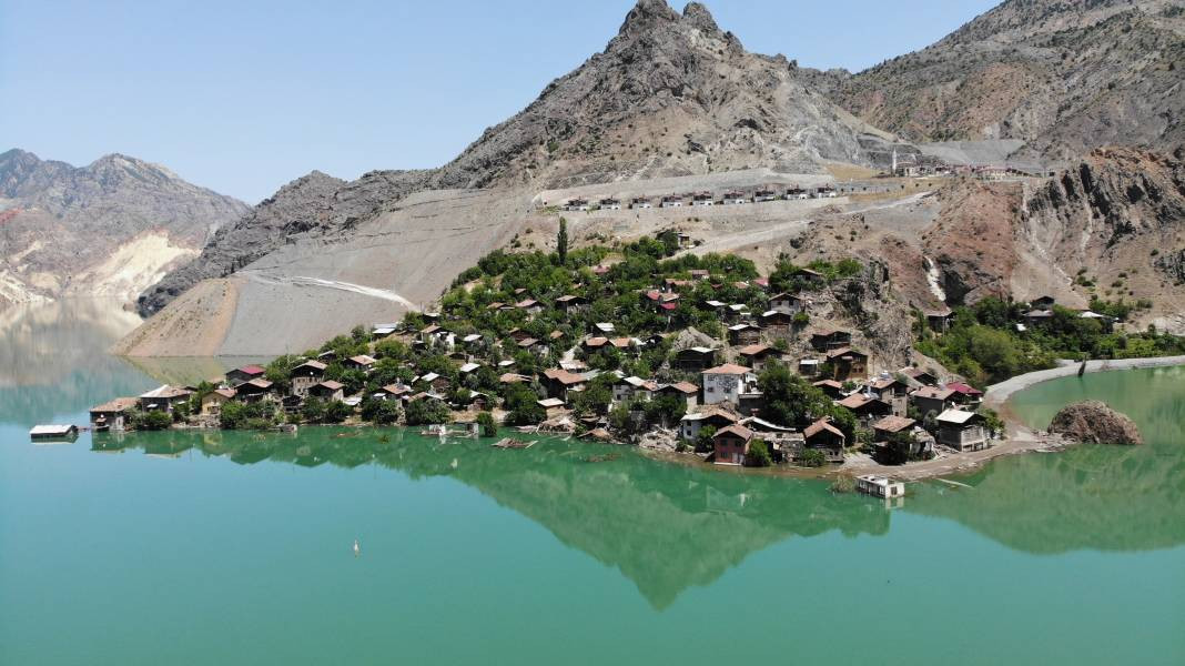 Hayalet köyde tek başına! Herkes gidince köyde mahsur kaldı. Evinin yolu bile yok - Resim: 12