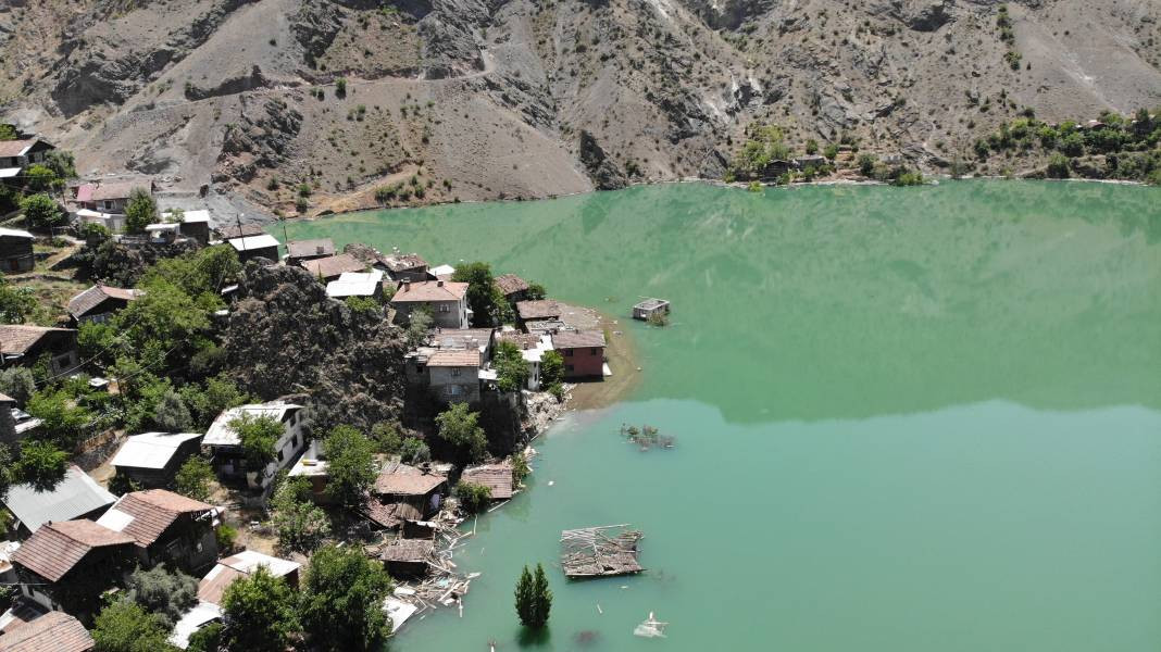 Hayalet köyde tek başına! Herkes gidince köyde mahsur kaldı. Evinin yolu bile yok - Resim: 9