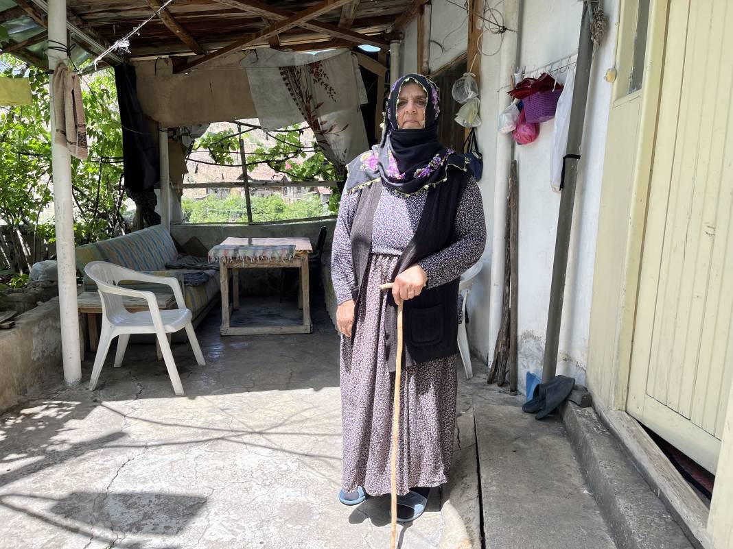 Hayalet köyde tek başına! Herkes gidince köyde mahsur kaldı. Evinin yolu bile yok - Resim: 8