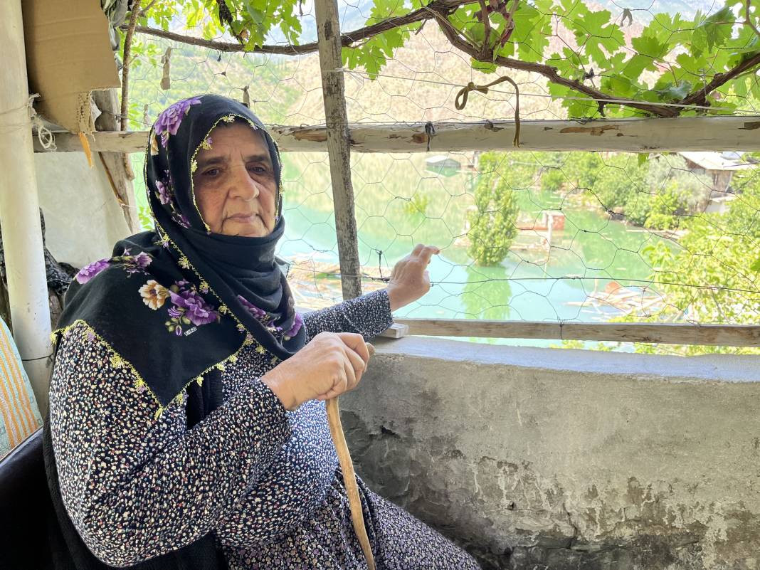 Hayalet köyde tek başına! Herkes gidince köyde mahsur kaldı. Evinin yolu bile yok - Resim: 5