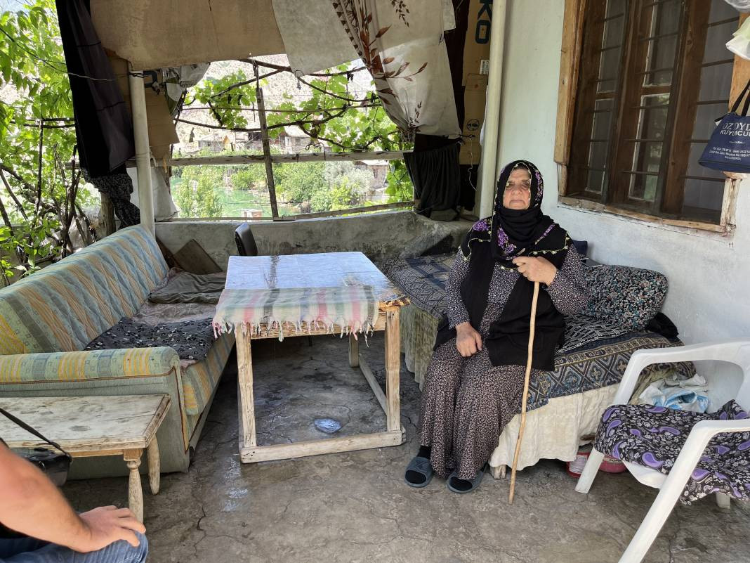 Hayalet köyde tek başına! Herkes gidince köyde mahsur kaldı. Evinin yolu bile yok - Resim: 3