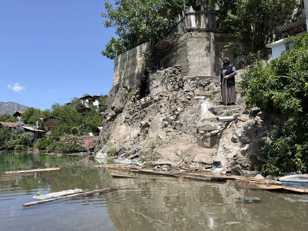 Hayalet köyde tek başına! Herkes gidince köyde mahsur kaldı. Evinin yolu bile yok - Resim: 1