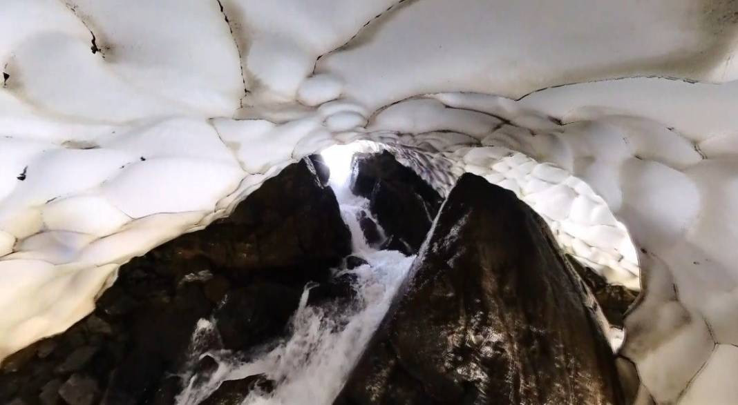 35 derecedeki sıcaklıktan bunaldılar. Soluğu 3 bin metrelik dağın zirvesinde aldılar. Buzul mağarasındaki gölde yüzdüler - Resim: 2