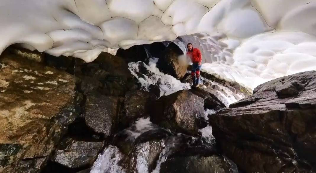 35 derecedeki sıcaklıktan bunaldılar. Soluğu 3 bin metrelik dağın zirvesinde aldılar. Buzul mağarasındaki gölde yüzdüler - Resim: 3