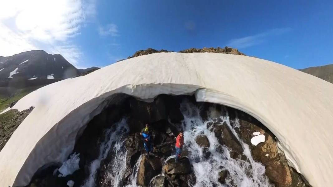 35 derecedeki sıcaklıktan bunaldılar. Soluğu 3 bin metrelik dağın zirvesinde aldılar. Buzul mağarasındaki gölde yüzdüler - Resim: 7