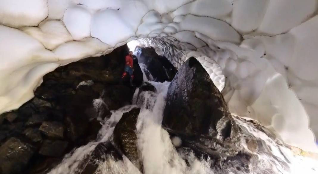 35 derecedeki sıcaklıktan bunaldılar. Soluğu 3 bin metrelik dağın zirvesinde aldılar. Buzul mağarasındaki gölde yüzdüler - Resim: 4