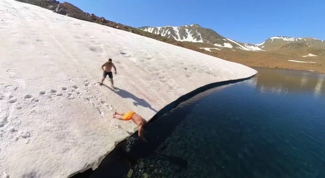 35 derecedeki sıcaklıktan bunaldılar. Soluğu 3 bin metrelik dağın zirvesinde aldılar. Buzul mağarasındaki gölde yüzdüler - Resim: 5