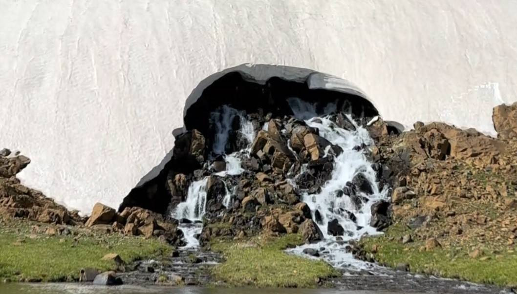 35 derecedeki sıcaklıktan bunaldılar. Soluğu 3 bin metrelik dağın zirvesinde aldılar. Buzul mağarasındaki gölde yüzdüler - Resim: 6