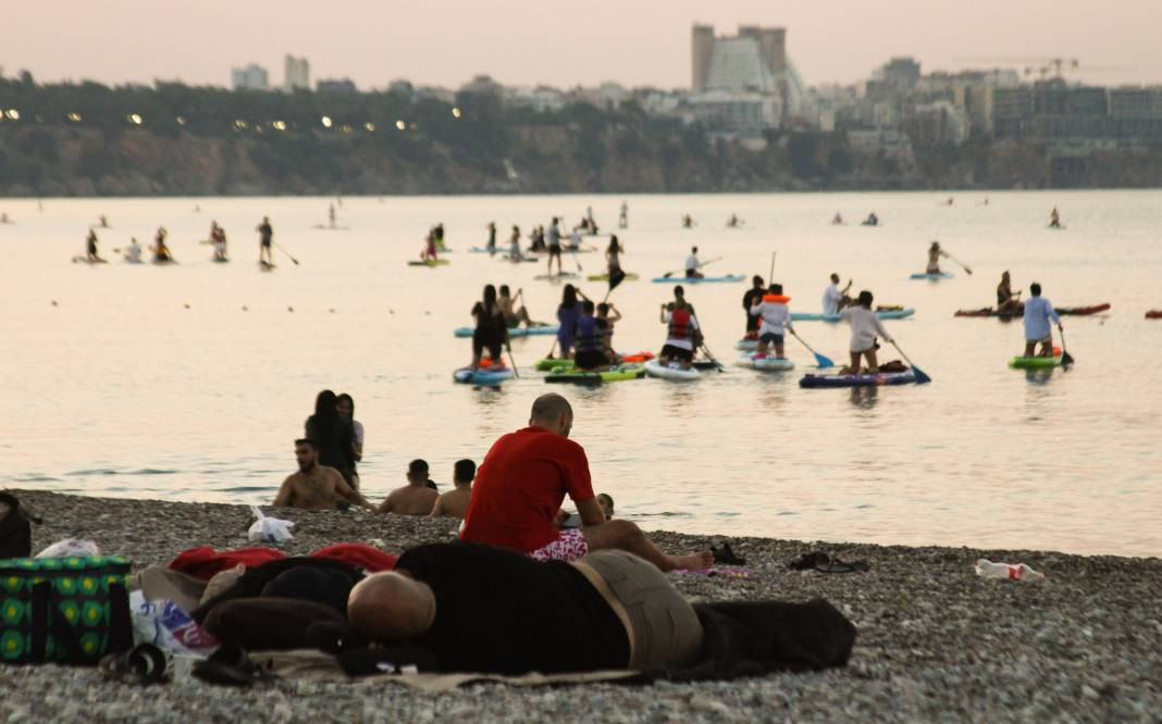 Sıcaktan bunalanlar Konyaaltı Sahili'ne koştu - Resim: 2