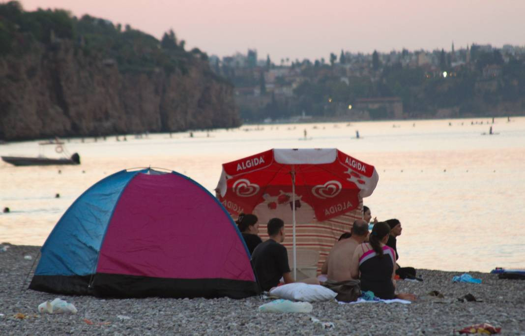 Sıcaktan bunalanlar Konyaaltı Sahili'ne koştu - Resim: 3