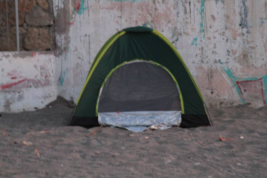 Sıcaktan bunalanlar Konyaaltı Sahili'ne koştu - Resim: 7