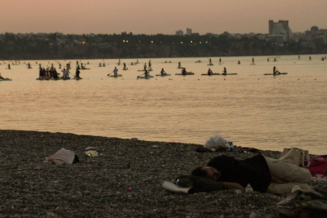 Sıcaktan bunalanlar Konyaaltı Sahili'ne koştu - Resim: 6