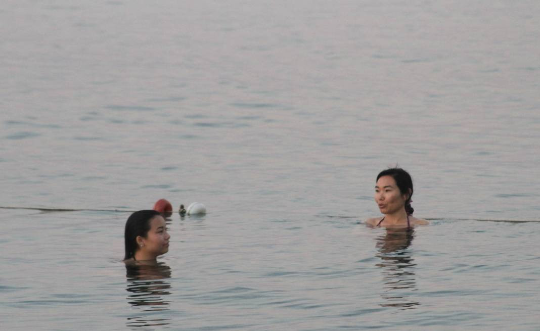 Sıcaktan bunalanlar Konyaaltı Sahili'ne koştu - Resim: 8