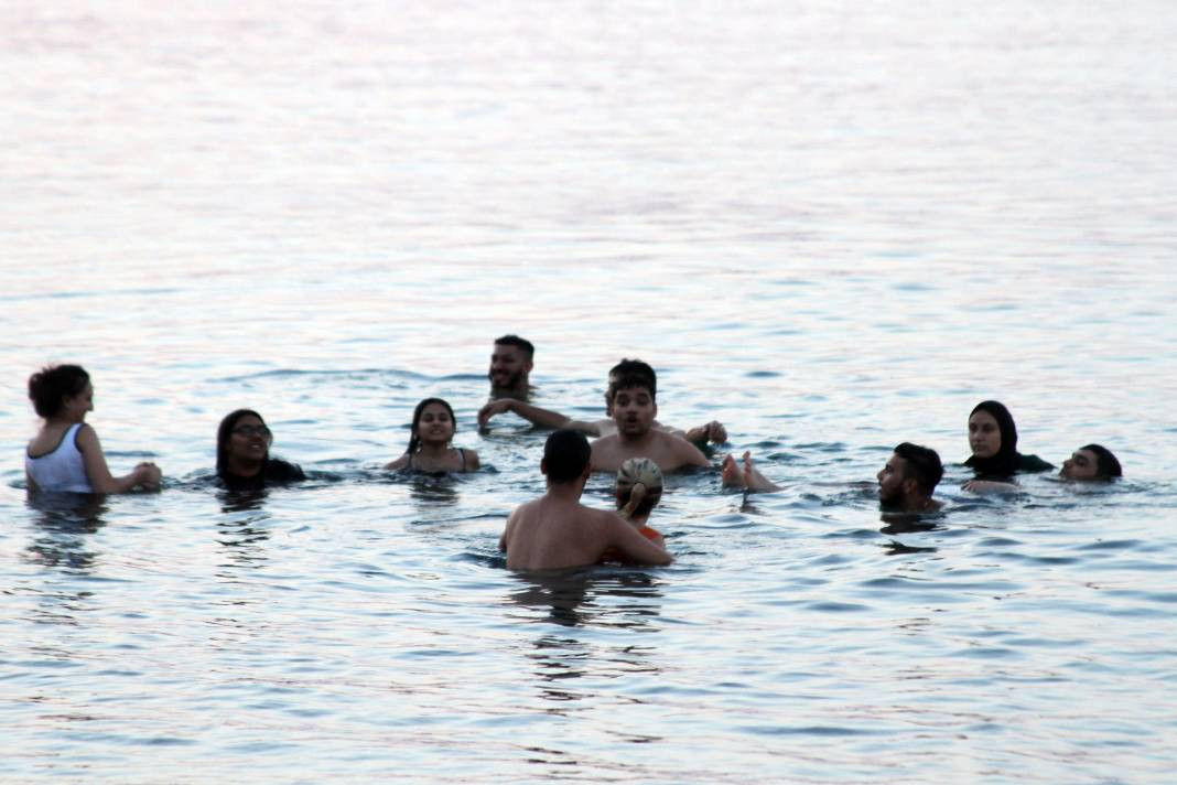Sıcaktan bunalanlar Konyaaltı Sahili'ne koştu - Resim: 5