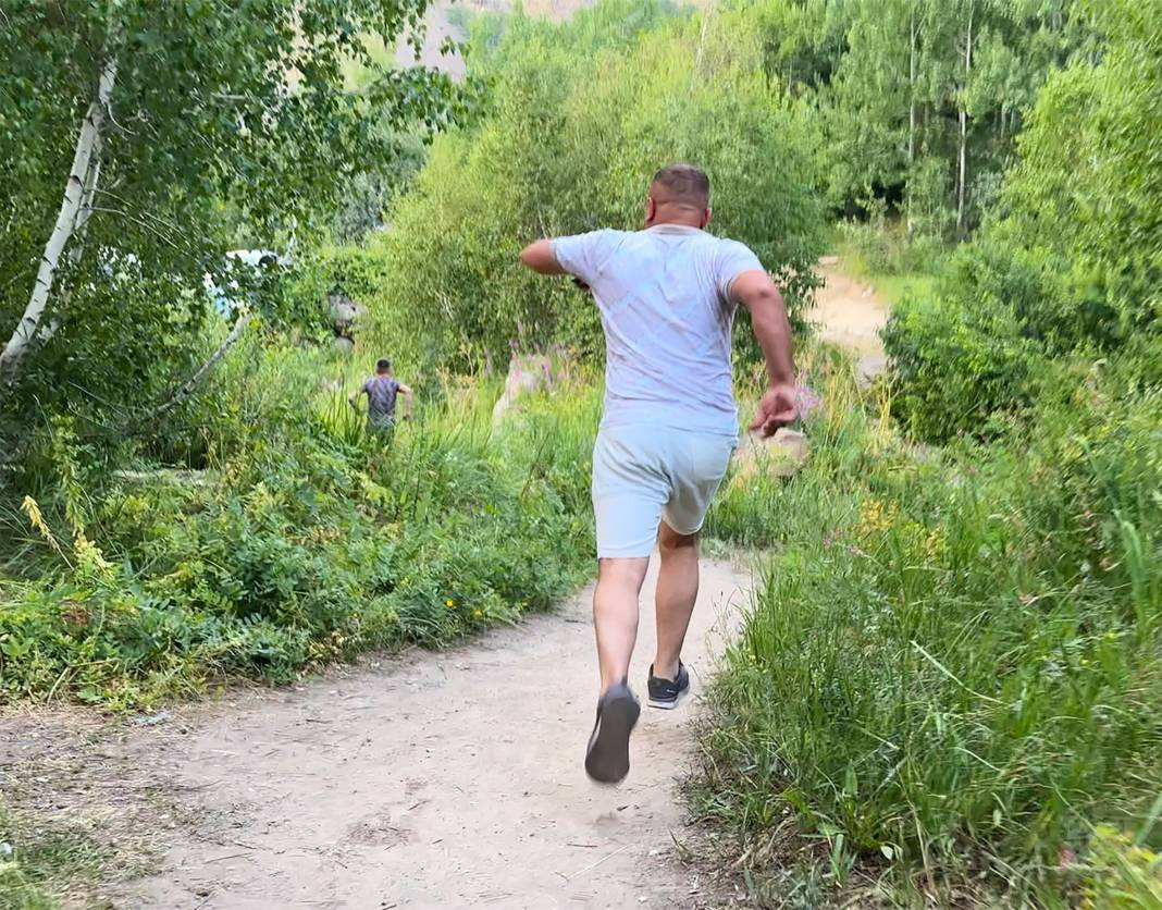 Piknikçiler masaya bırakıp arkalarına bakmadan kaçtı. Göz göze geldiler - Resim: 2