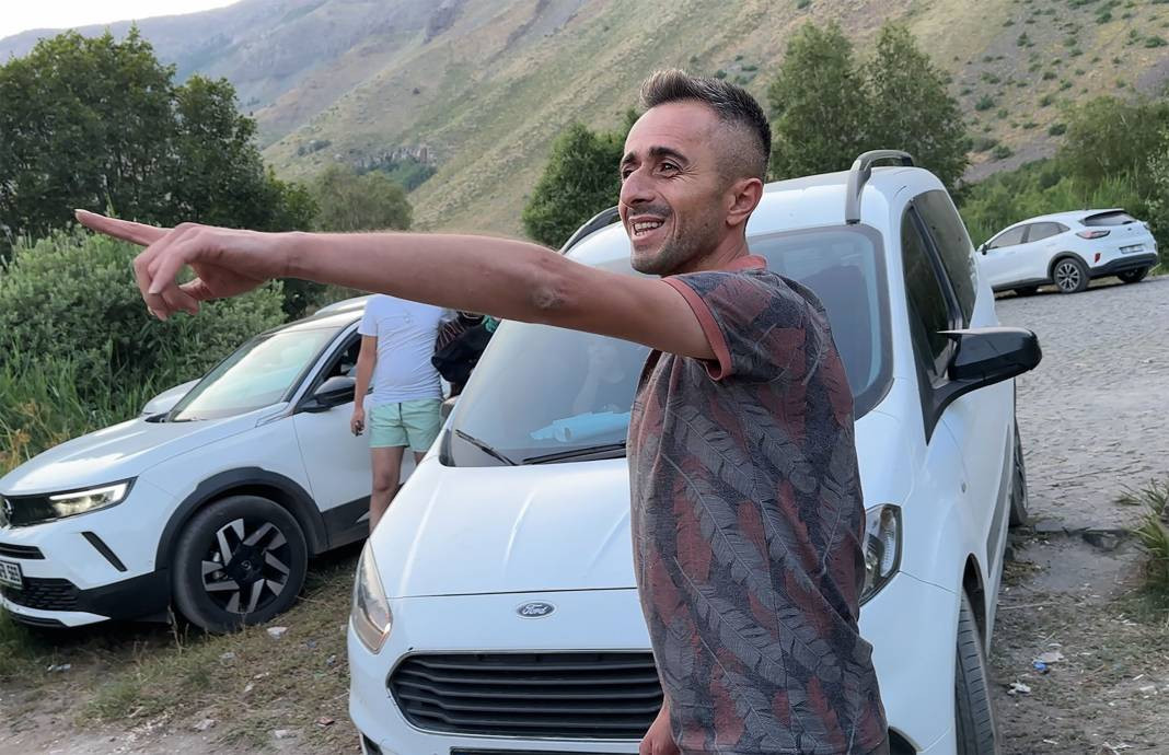 Piknikçiler masaya bırakıp arkalarına bakmadan kaçtı. Göz göze geldiler - Resim: 1