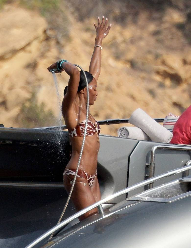 54'lük Naomi Campbell gençlere taş çıkarttı - Resim: 3