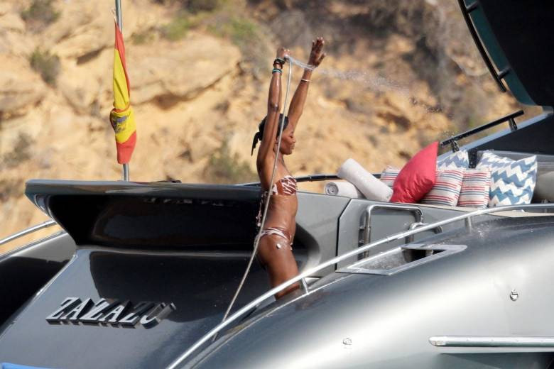 54'lük Naomi Campbell gençlere taş çıkarttı - Resim: 2