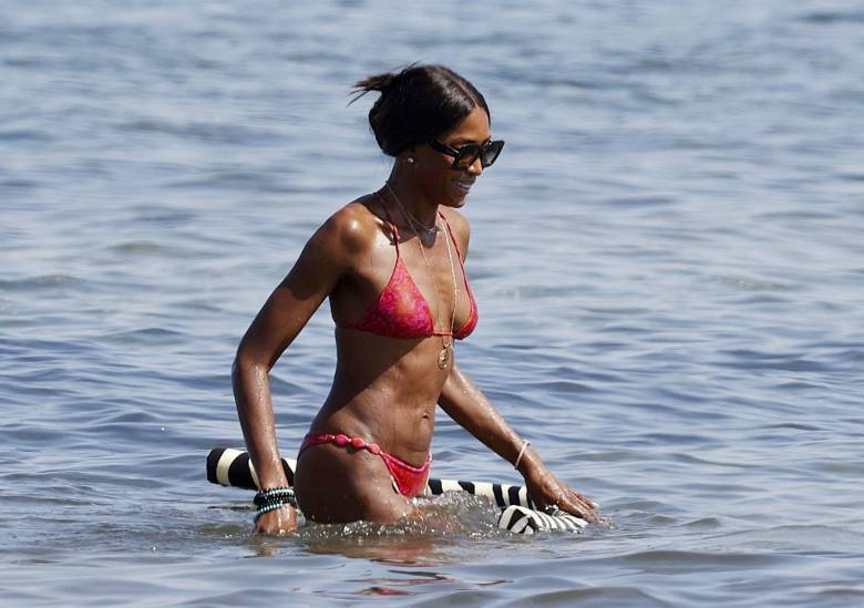 54'lük Naomi Campbell gençlere taş çıkarttı - Resim: 5