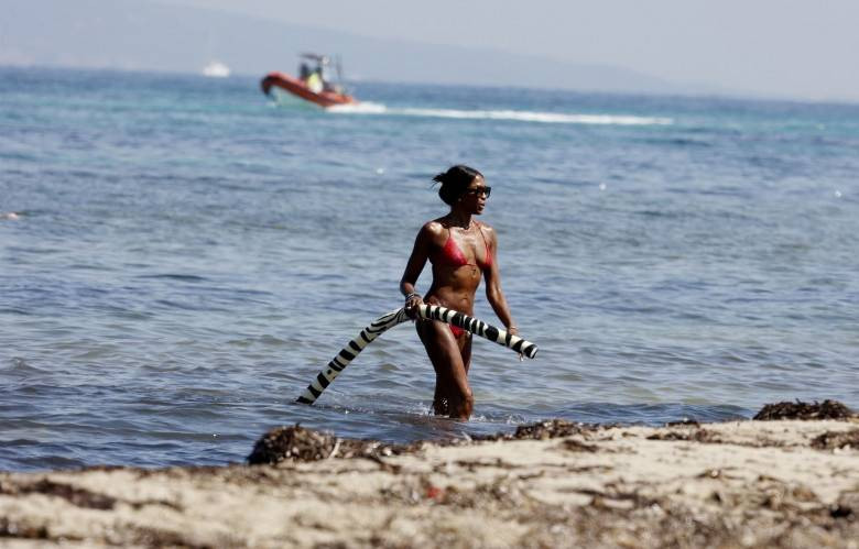 54'lük Naomi Campbell gençlere taş çıkarttı - Resim: 7