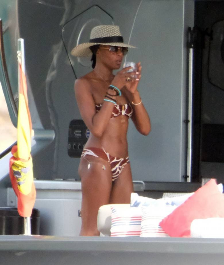 54'lük Naomi Campbell gençlere taş çıkarttı - Resim: 4