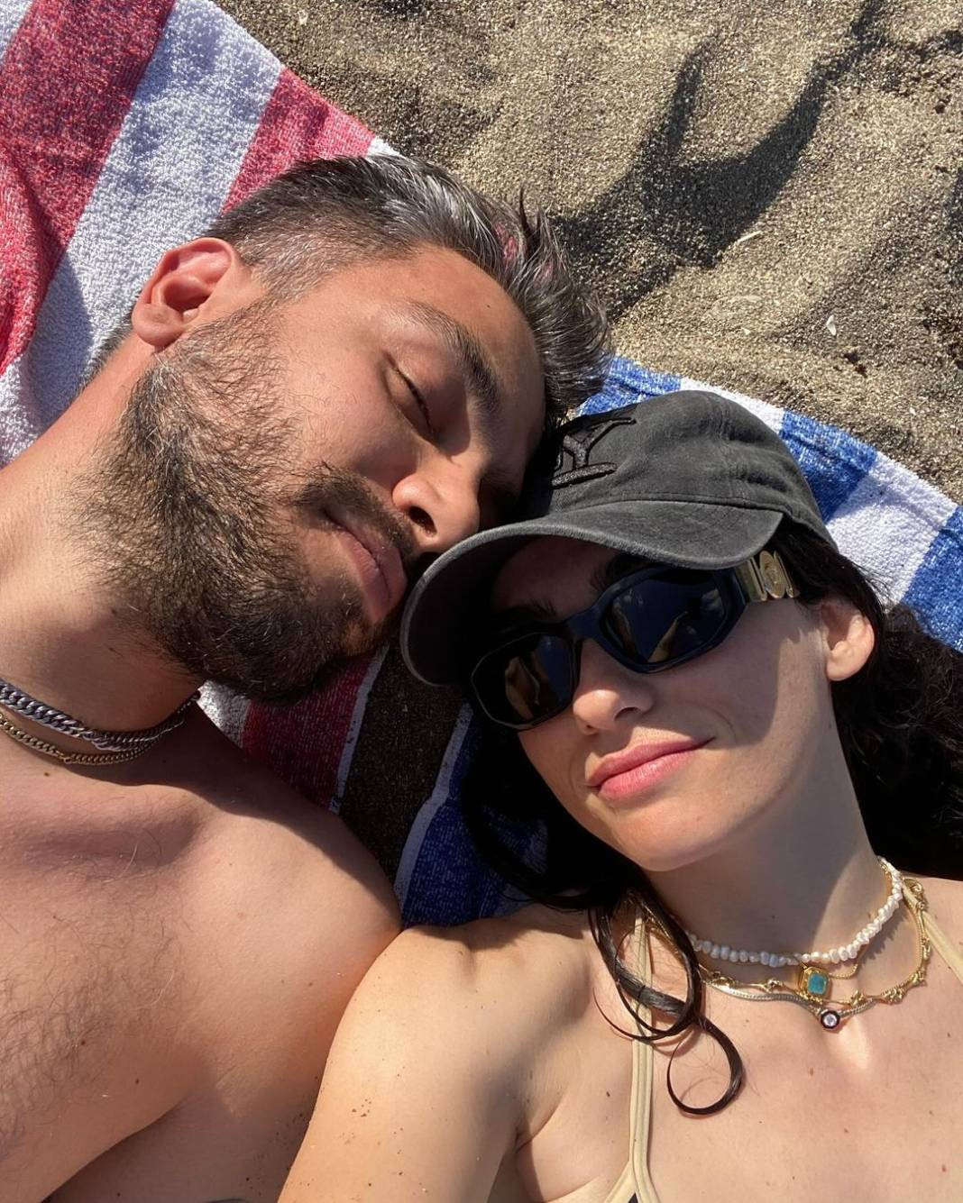 Dilber minik bikinisini ayna karşısına geçip düzeltti! - Resim: 3