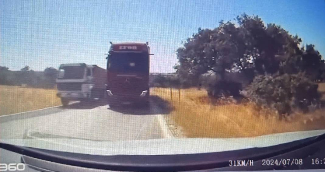 Edirne'de TIR trafik canavarlığı yaptı - Resim: 2