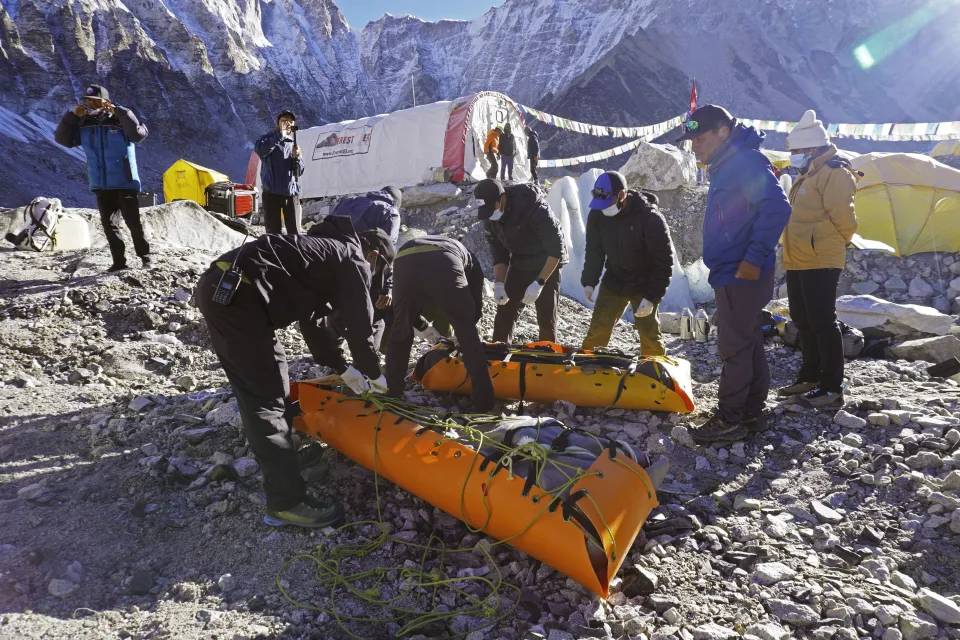 Dünyanın çatısını çöpler sardı. Everest'teki 50 ton çöp toplanılmya çalışılıyor - Resim: 2