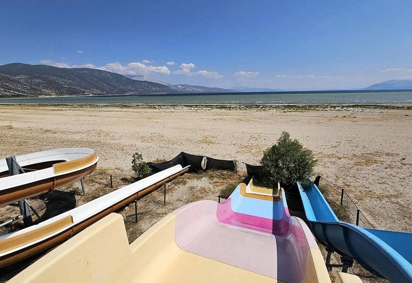 Yok oluşun fotoğrafı. Su kaydırağı ortada kaldı - Resim: 2