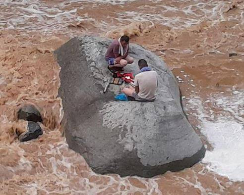 Piknik suların ortasında bitti. Sefa yapalım derken dehşeti yaşadılar - Resim: 5