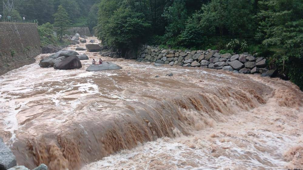 Piknik suların ortasında bitti. Sefa yapalım derken dehşeti yaşadılar - Resim: 3