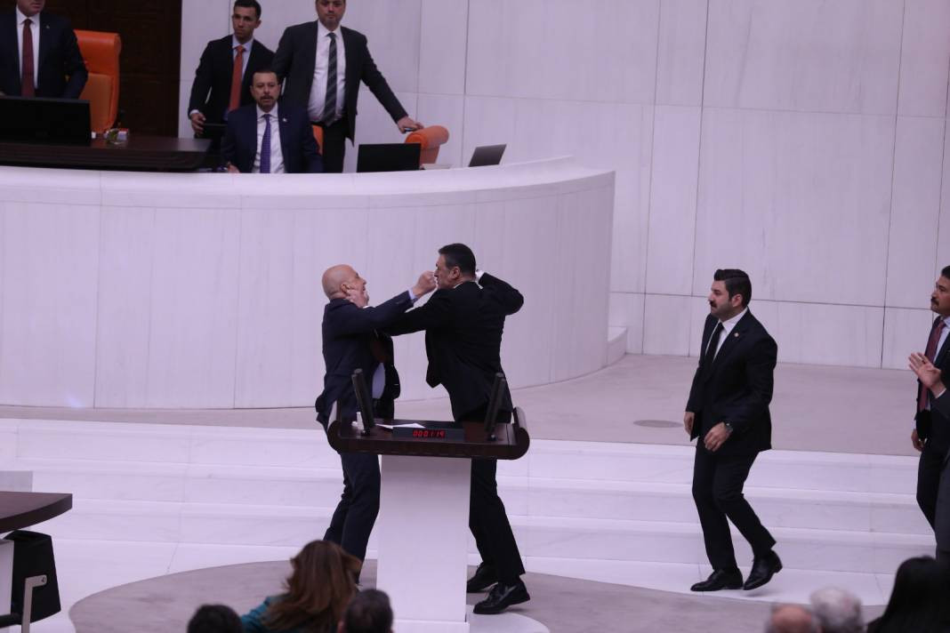 Alpay Özalan'ın Ahmet Şık'a saldırıp kaçmasının yakın görüntüleri ortaya çıktı - Resim: 1