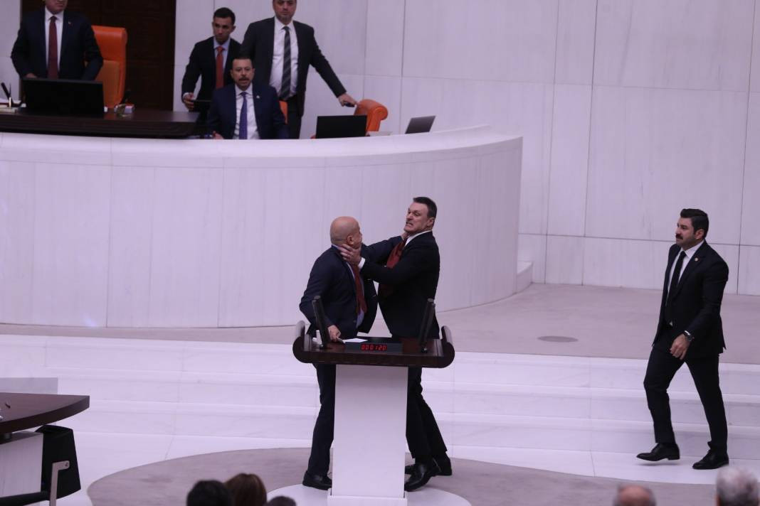 Alpay Özalan'ın Ahmet Şık'a saldırıp kaçmasının yakın görüntüleri ortaya çıktı - Resim: 2